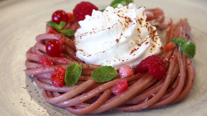 Linguine di semolato cotte nel karkadè con spuma di taleggio e frutti rossi