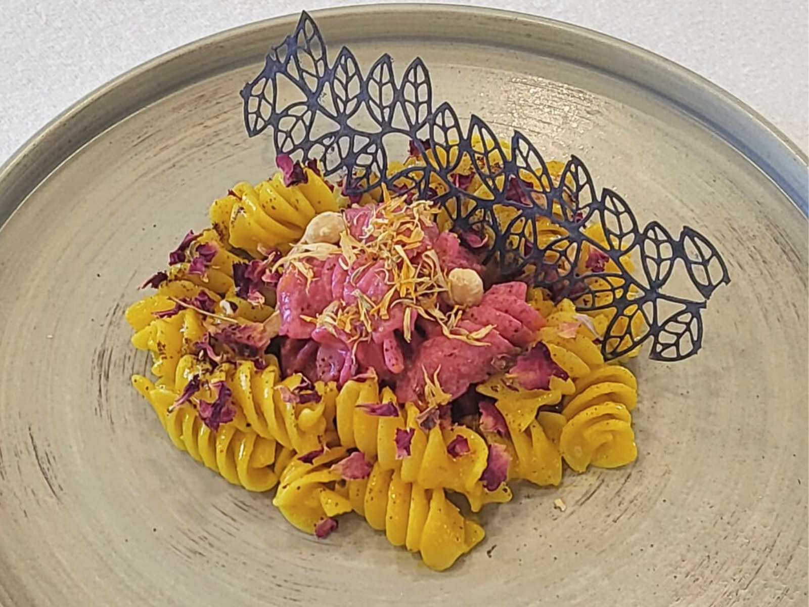 Pasta artigianale per l'8 marzo: Fullisoni con fricassea e barbabietola