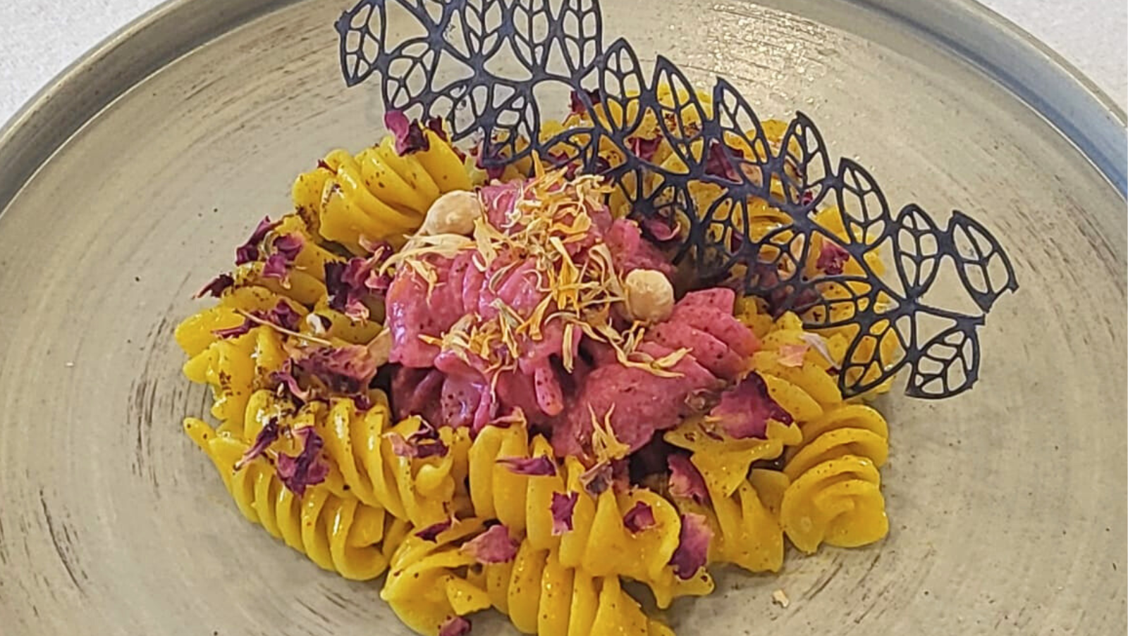 Pasta artigianale per l'8 marzo: Fullisoni con fricassea e barbabietola