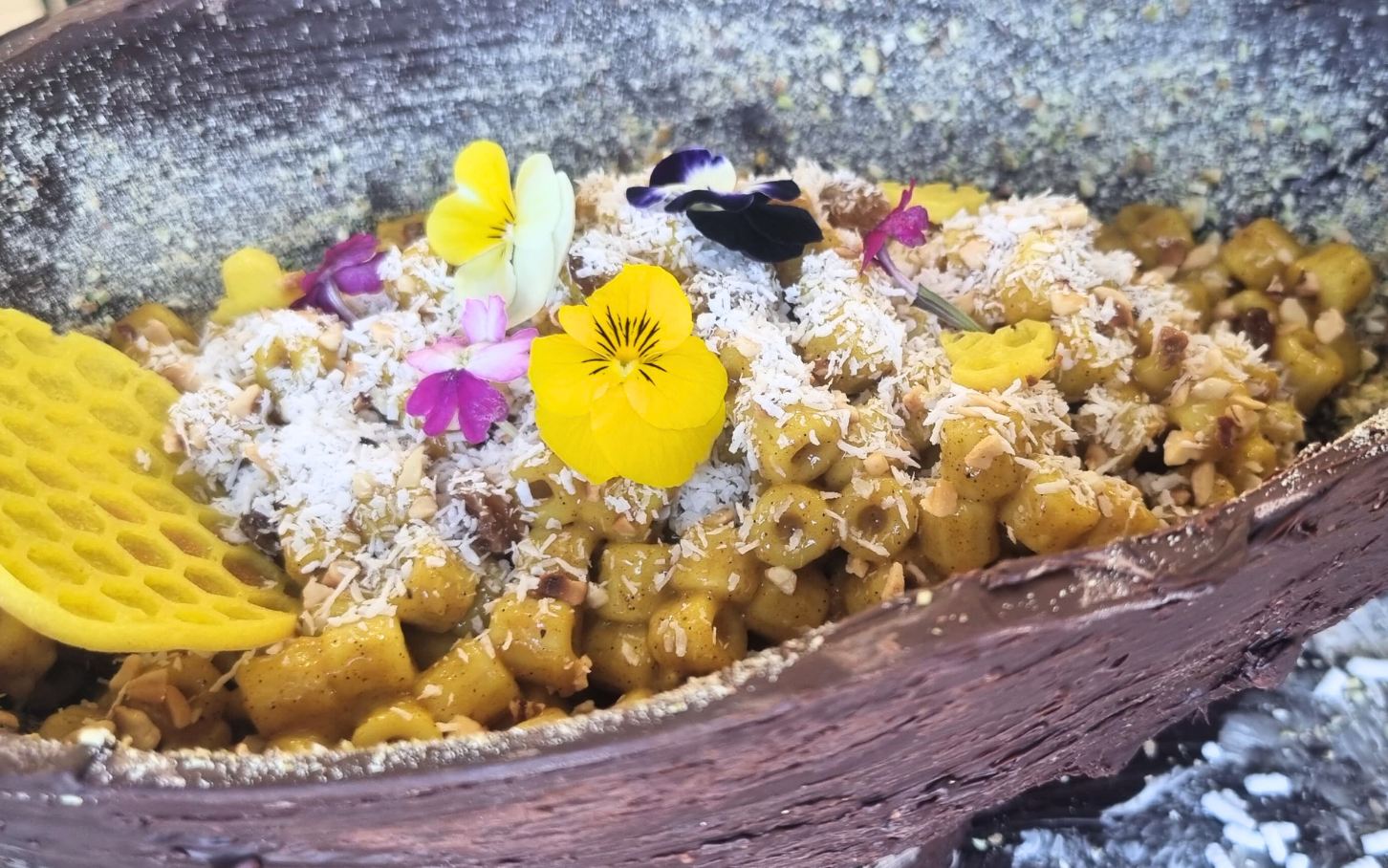Uovo di pasqua ripieno di pasta