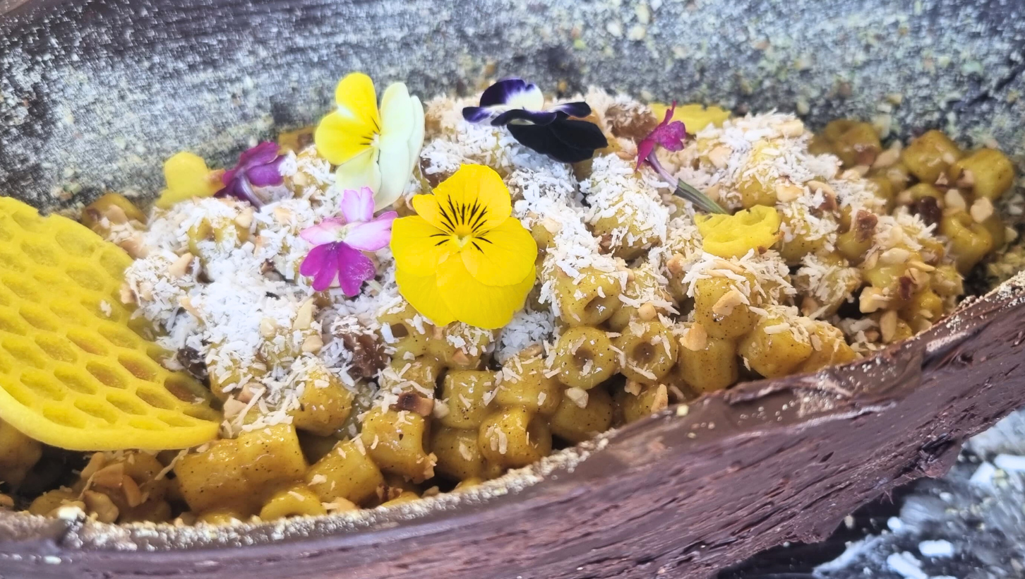Uovo di pasqua ripieno di pasta