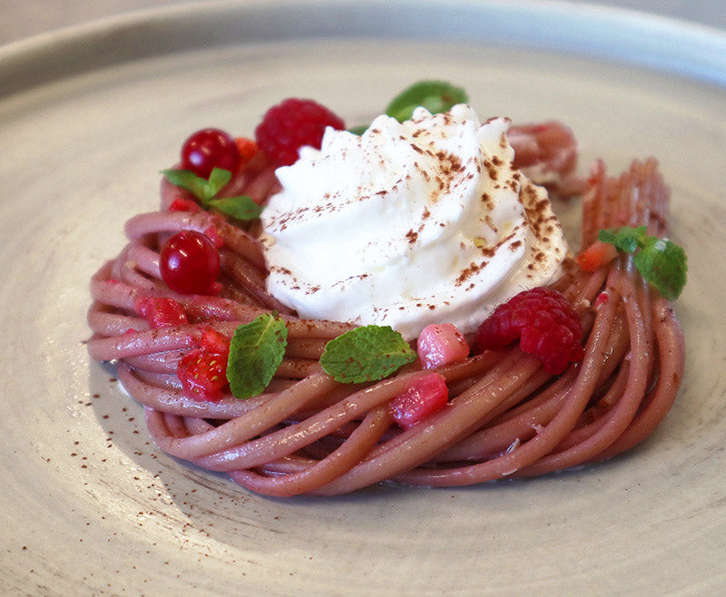 Linguine di semolato cotte nel karkadè con spuma di taleggio e frutti rossi